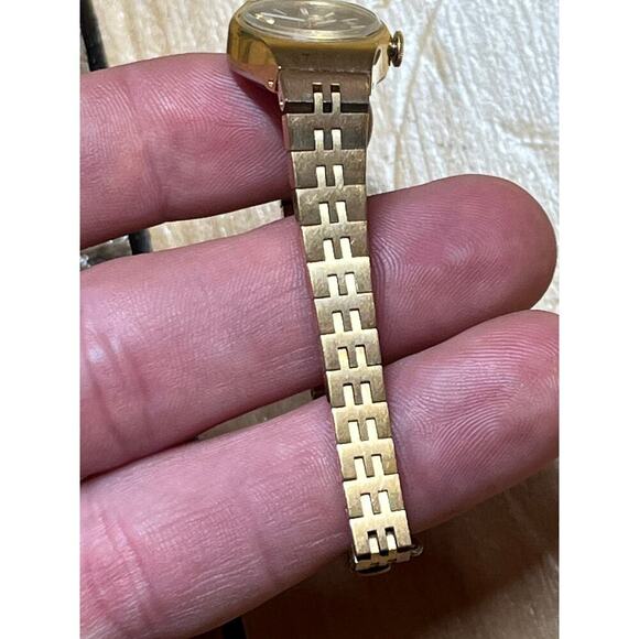 Vintage pulsar quartz gold tone wrist watch. sleek. classic. untested. - Picture 6 of 11